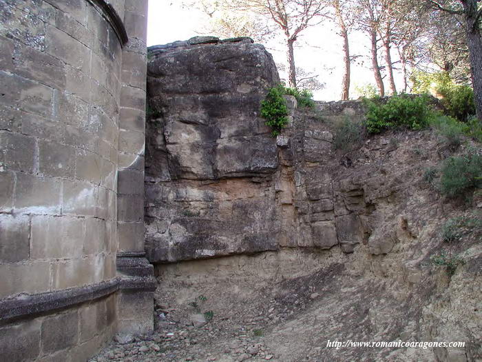 ABSIDE NORTE: ARRANQUE ENCASTRADO EN LA ROCA